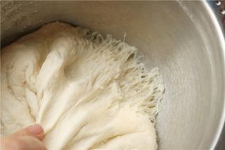 辅料中的材料就是中种面团，中种面团的材料搅拌成团后，冷藏发酵大约12个小时，至2倍大，内部出现大量蜂窝状孔洞。