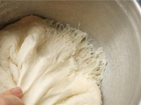 辅料中的材料就是中种面团，中种面团的材料搅拌成团后，冷藏发酵大约12个小时，至2倍大，内部出现大量蜂窝状孔洞。