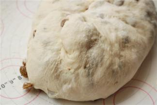 发酵好的面团，移到揉面垫上，用手轻按排出面团里的气体，不需要排的太彻底。