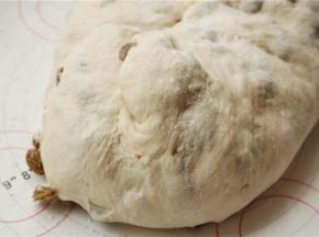 发酵好的面团，移到揉面垫上，用手轻按排出面团里的气体，不需要排的太彻底。