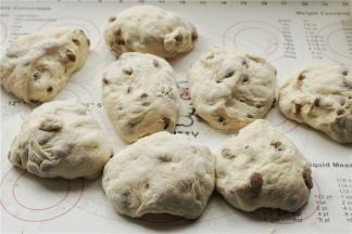 分成8份，每一份大约是170克面团，醒发15分钟。