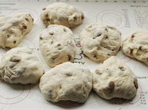 分成8份，每一份大约是170克面团，醒发15分钟。