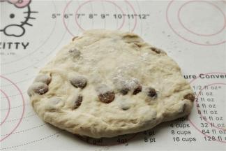 取一个小面团，用手把面团拍扁，形状不规则也没关系。