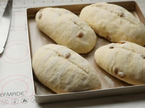 当面团胚子变得饱满而富有弹性，撒上粉，割口，花纹什么的自己随意就行。