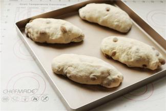 全部做好的软欧胚子放入学厨金盘里，开始第二次发酵。总共要用两个金盘。