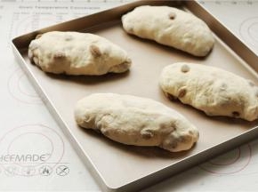 全部做好的软欧胚子放入学厨金盘里，开始第二次发酵。总共要用两个金盘。