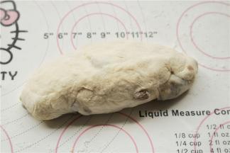 从上到下卷起来，整理成为橄榄形状，一个胚子就做好了，超级简单，新手也完全可以。