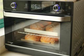 长帝空气烤箱，空气烤功能，185度烤20分钟，至表面上色均匀就可以了。软欧建议多烤一会，颜色深一点。