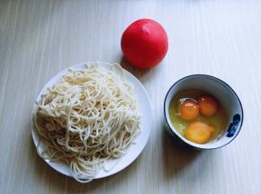 准备好食材，鸡蛋磕入碗中！
