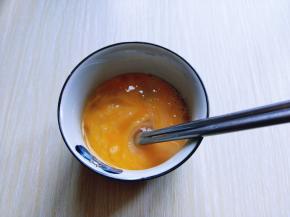 鸡蛋加入盐，用筷子打散！