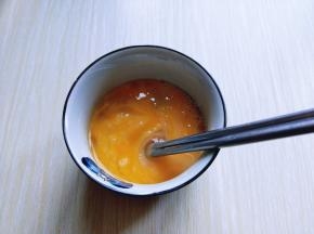 鸡蛋加入盐，用筷子打散！