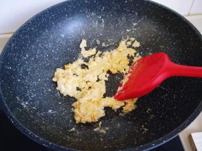 起油锅，倒入蛋液，用铲子不停搅动！待蛋液凝固盛出备用！