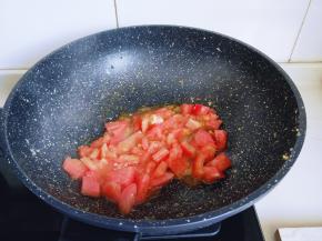 另起油锅，加入切好的番茄翻炒！