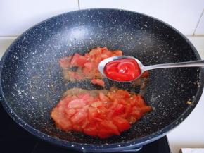加入一勺番茄酱！翻炒均匀，小火3分钟！
