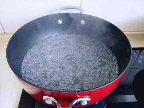 锅中加入纯净水，大火烧开！