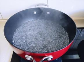 锅中加入纯净水，大火烧开！