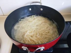 水开后加入面条煮熟！