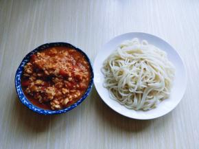 过冷水的面条捞出淋水分装盘！