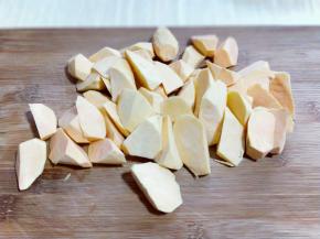 将地瓜滚刀切菱形块。