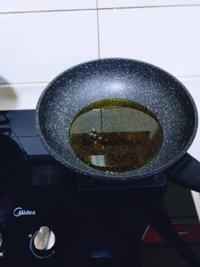 锅中加入食用油，中小火加热。