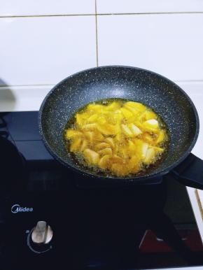 油温6成时加入切好的地瓜块。