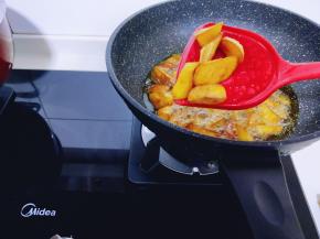 中小火炸至金黄捞出。