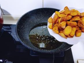 待油温再次升高时，将炸好的地瓜复炸一次，倒入热油中30秒捞出。