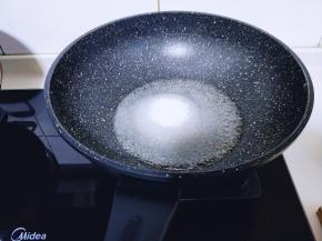 锅中加入清水，倒入白砂糖。