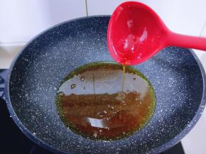 小火将糖融化，熬成褐色，糖浆状态即可。