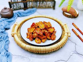 将炸好的地瓜块放入锅中，撒上白芝麻，快速翻炒，使糖浆均匀裹上地瓜块即可。