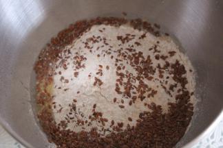 称量好所用材料，把除黄油以外的其他材料放入厨师机揉成光滑的面团