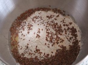 称量好所用材料，把除黄油以外的其他材料放入厨师机揉成光滑的面团