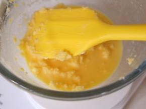 加入牛奶搅拌均匀，此时会出现奶油分离的现象是正常的