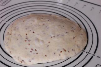 发酵好的面团再次排气