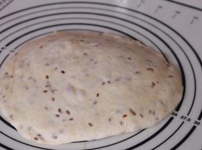 发酵好的面团再次排气