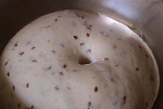 大约1小时左右用手指蘸面粉戳洞不回缩即为发酵完成