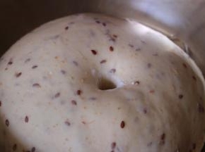 大约1小时左右用手指蘸面粉戳洞不回缩即为发酵完成