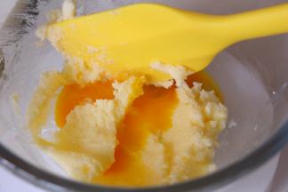 发酵的时候做椰蓉馅料，黄油中加入细砂糖搅拌均匀，蛋液分两次倒入，每一次都要搅拌均匀后再倒入