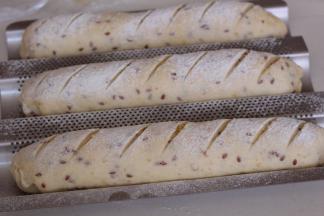 表面筛入高筋筋粉，用锋利的刀片割出花纹即可