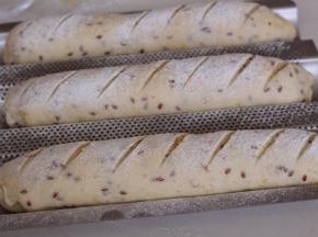 表面筛入高筋筋粉，用锋利的刀片割出花纹即可