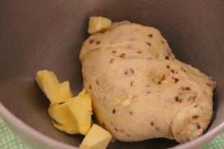 加入黄油继续揉至完全阶段