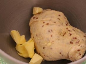 加入黄油继续揉至完全阶段