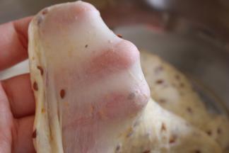 揉好的面团可以拉出薄膜即可