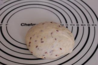 松弛好的面团再次排气