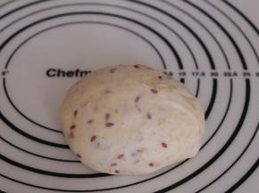 松弛好的面团再次排气