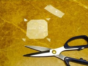 四角剪掉，剪裁到刚适合半球形模具上