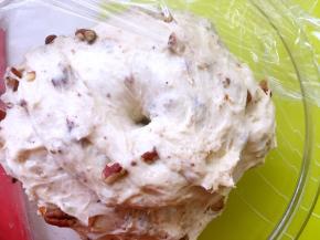 发酵好的面团，手指沾干粉按下去，有个圆圆的洞，轻微回弹即可