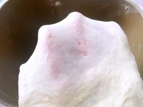 因为软欧面团水份比较大，揉好的面团会有一点点粘手，没关系，可以手上抹点黄油，切一小块面团可以撑出厚厚的手套膜即可