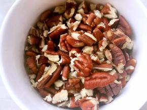 提前播出碧根果果仁，压碎些备用