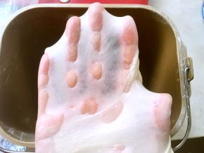 加了黄油后的面团，不再粘手，可以撑出薄薄的手套膜